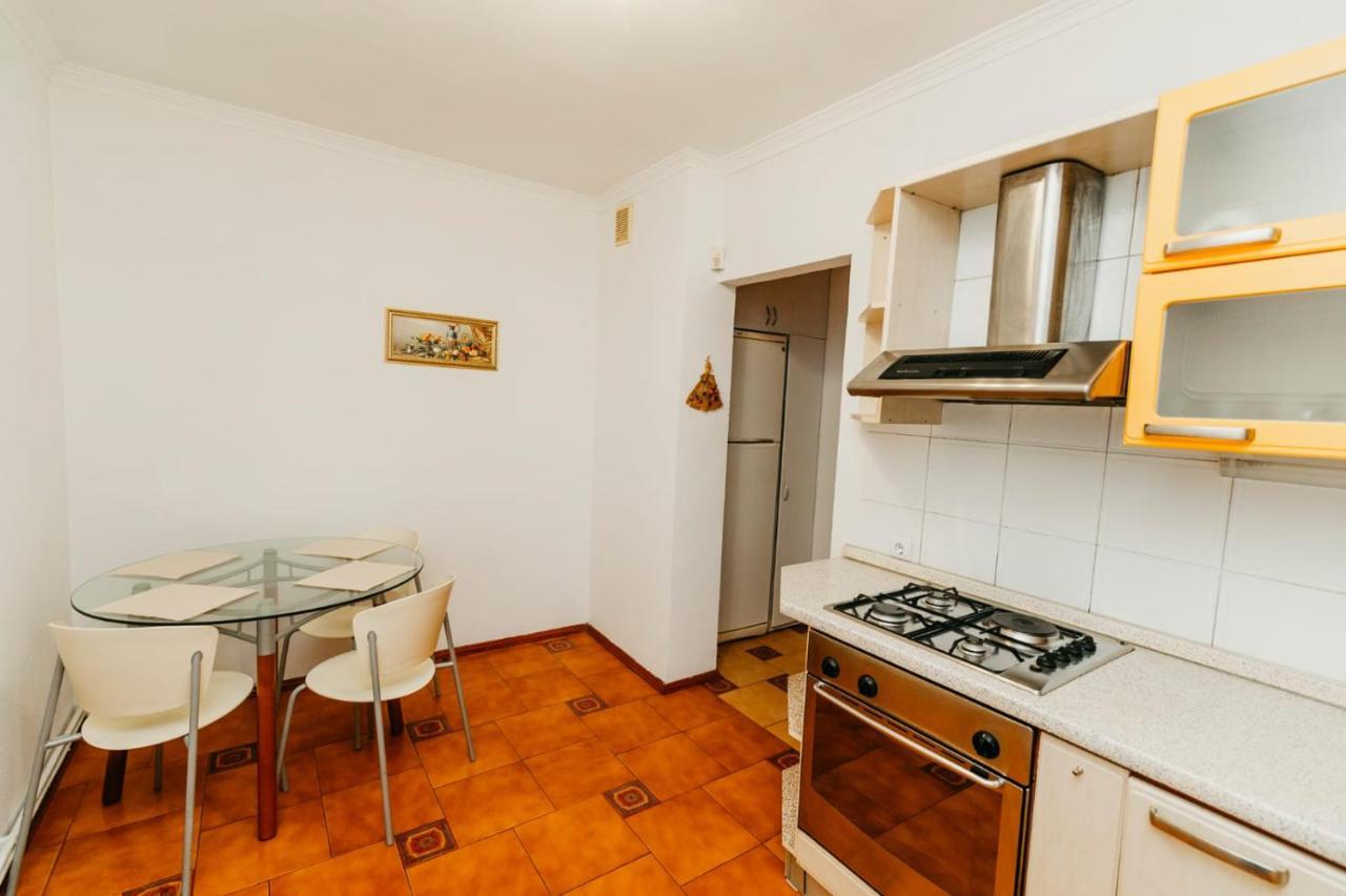 Stefan Cel Mare Apartment คีชีเนา ภายนอก รูปภาพ